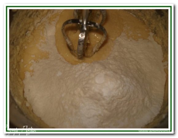 Просеять муку с разрыхлителем и замесить тесто.