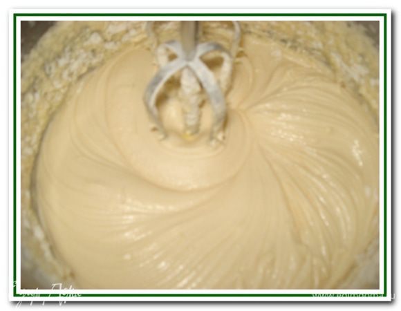 Положить в тесто изюм, влить вино и тщательно перемешать.