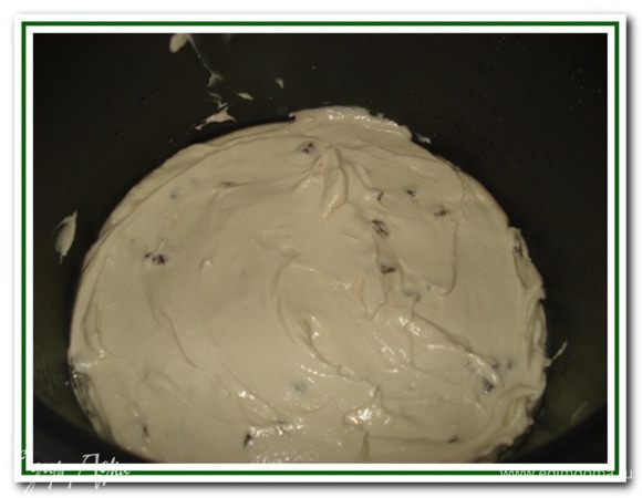 Выложить тесто в форму, смазанную маслом.