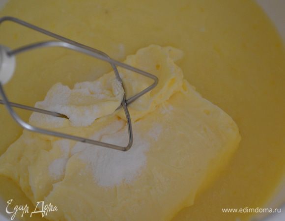 Добавить в эту смесь мягкое сливочное масло и все взбить миксером до пышной массы. 
