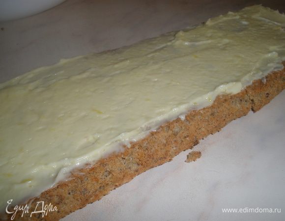 Отделить остывшие коржи от бумаги. Промазать их кремом. Верхний слой тоже крем. 