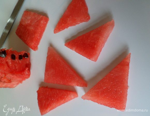мякоть арбуза (без косточек) порезать на треугольники.