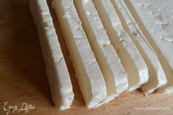Сыр порезать на брусочки,но не тонко