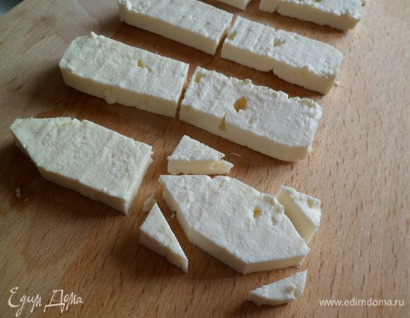 Затем брусочки режем пополам и из каждой половинки вырезаем ромбики