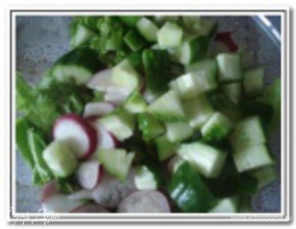 Огурцы, помидоры, яблоко порезать небольшими кубиками. 