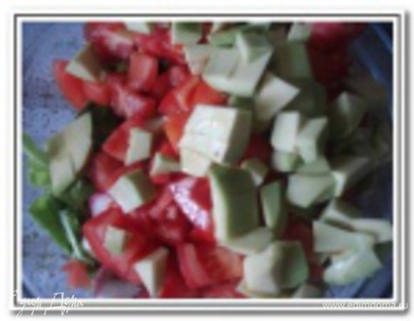 Авокадо очистить, удалить косточку и нарезать небольшими кубиками.