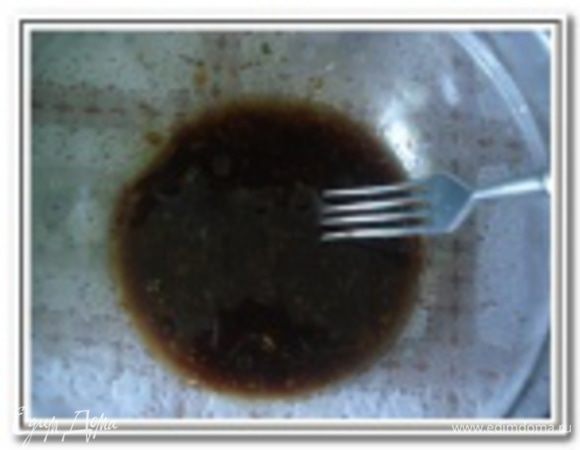 Соединить лимонный сок, соль, перец, оливковое масло, бальзамический уксус, перемешать.