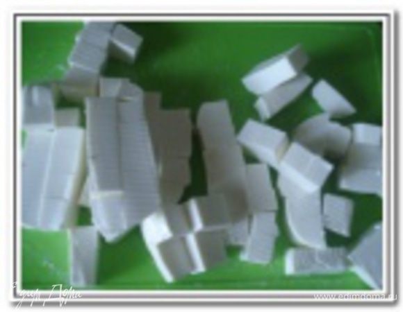 Заправить салат, перемешать. Сыр фета нарезать кубиками и добавить в салат.