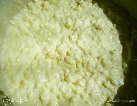 Добавить творог и перемешать миксером до получения однородной массы.