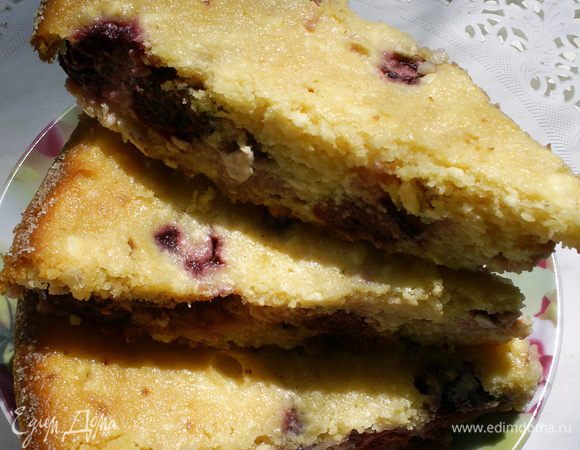 Даем остыть в форме, а затем вынимаем, нарезаем на кусочки и угощаемся сами и угощаем близких. Приятного аппетита!