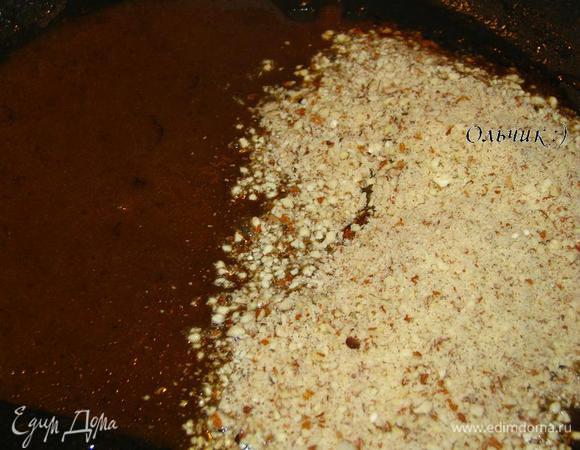Для приготовления карамельной крошки растапливаем сахар с маслом до коричневого цвета, затем всыпаем миндаль.