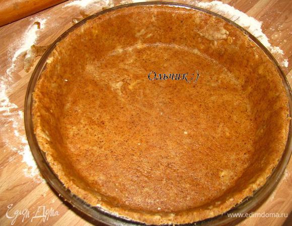 Украдываем тесто в форму, лишнее убираем.