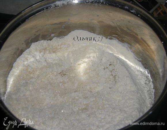 Для приготовления крема смешаем в кастрюле муку с сахаром.