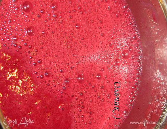 Доводим до кипения на среднем огне. Не забываем помешивать. 