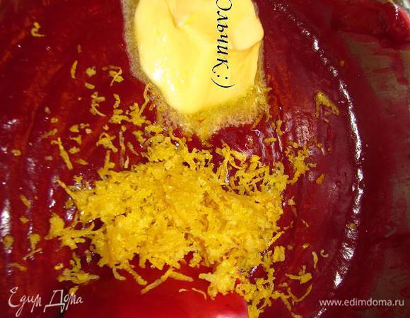 Как только крем начнет загустевать вмешиваем цедру лимона и масло. Убираем с огня.