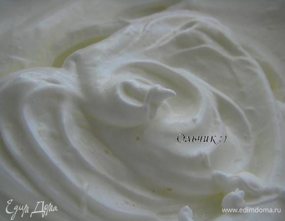 Для меренги взбиваем белки на малых оборотах. Когда начнет образовываться мягкая пена увеличиваем обороты до средних и вводим по чайной ложке сахарную пудру с ванилью. Когда сахарная пудра раствориться взобьем массу на высоких оборотах в течении нескольких секунд. Главное не перебить белки. Ориентируйтесь по фото.