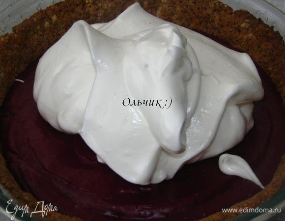 На карамельно-песочную заготовку выкладываем лимонно-черничный крем. Сверху - меренгу.