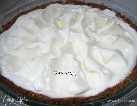 Распределяем белки по всей поверхности, тыльной стороной ложки формируем волны. 