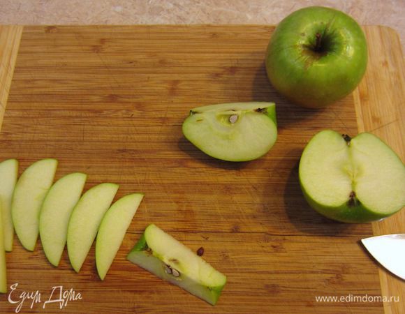 Разморозьте тесто. Для этого посыпьте поверхность стола мукой, выложите тесто и накройте его, чтобы не заветрилось (если у вас высокая влажность на кухне - можно не накрывать). Яблоки в данном рецепте можно не чистить.
