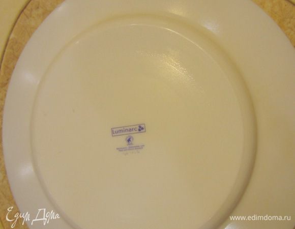 Раскатайте тесто до размера, необходимого круга. Я использовал большую тарелку диаметром 25 сантиметров. Вполне возможно, что вам не придется раскатывать тесто, т.к. вы предпочтете не делать такой большой пирог. Положите сверху тарелку и обрежьте лишние части теста.