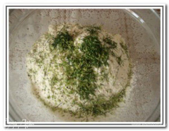 Смешать в чашке просеянную муку с разрыхлителем, черный перец, порубленный укроп и цедру 1 лимона.