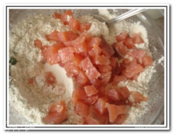 Семгу/форель нарезать небольшими кусочками и добавить к муке.