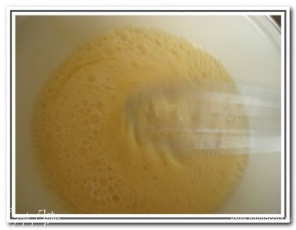 Отдельно взбить немного яйца, добавить молоко и растительное масло.