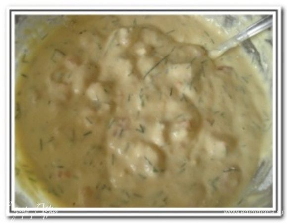 Ввести яично-молочную смесь в муку с семгой, добавить лимонный сок и перемешать.