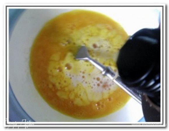 Яйца взбить с солью. Влить пиво и размешать.