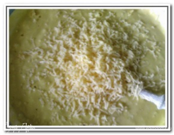 В последнюю очередь ввести натертый на мелкой терке сыр и перемешать.