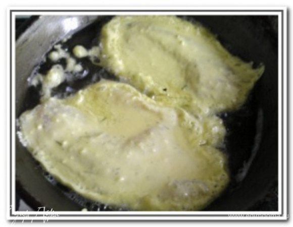 Каждое филе с двух сторон обмакнуть в кляр и жарить до золотистого цвета с двух сторон на несильном огне.