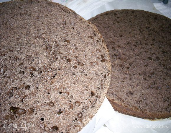 Приготовим бисквит по рецепту http://www.edimdoma.ru/retsepty/43619-shokoladnyy-biskvit-vsegda-udachnyy-i-prostoy-v-prigotovlenii. Разрежем на 2 коржа.