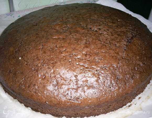 Тесто переливаем в форму 24-26 см, дно которой выстилаем пергаментом. Бока смазывать необязательно.
Выпекаем в предварительно разогретой духовке при температуре 180 градусов примерно 35 минут (до сухой лучинки). Точное время зависит от вашей духовки