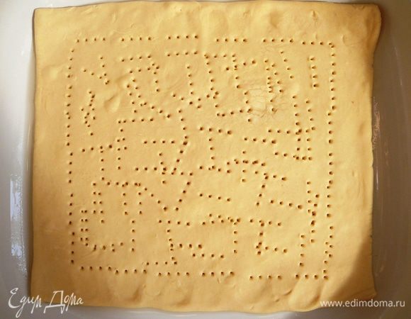 Я взяла  готовое слоеное тесто. Слегка раскатать, положить в форму или на противень, наколоть вилкой по всей поверхности, отступая от краев по 2 см