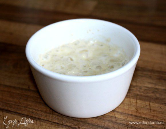 По 1 чайной ложке сахара и муки смешать с дрожжами и развести 50 мл тёплой воды.Убрать в тёплое место на 5-7 минут.