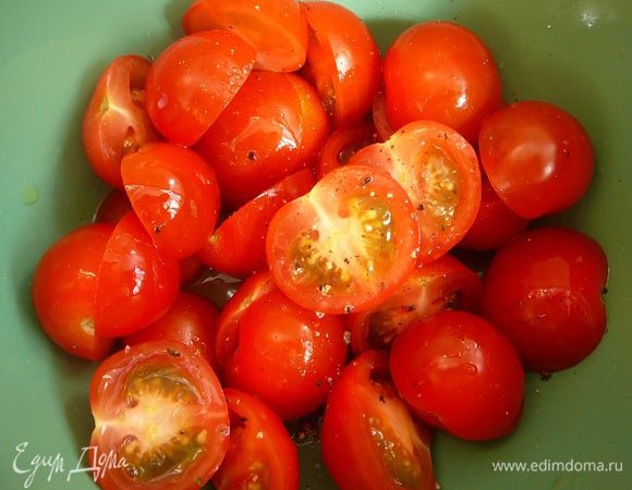 Помидоры разрезать пополам, положить в миску, заправить маслом, солью и перцем.