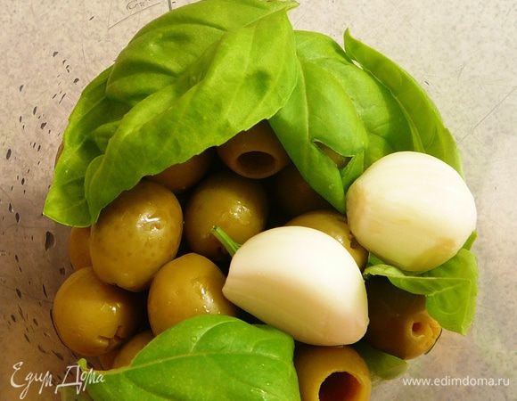 Для тапенада - в чашу выложить все ингредиенты и измельчить до однородной массы.