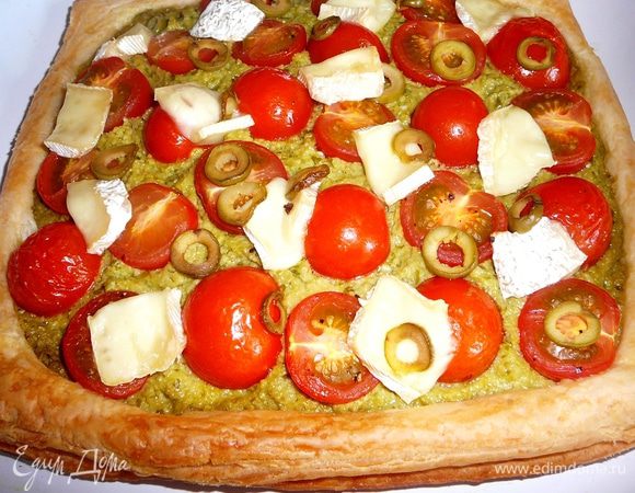 Духовку разогреть до 200 градусов, поставить пирог и выпекать 25-30 минут.