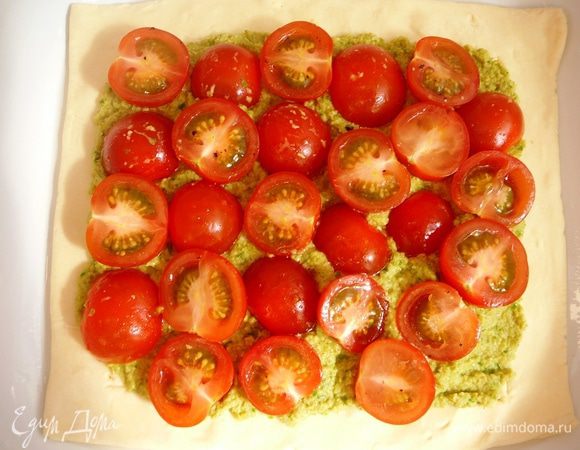 сверху выложить помидоры...