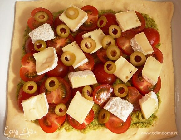  колечки оливок и сыр.