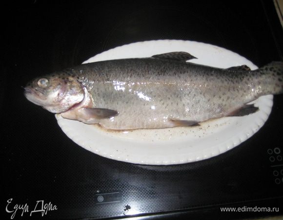 Чистим, потрошим рыбку, и удаляем хребет и боковые большие косточки. Не пугайтесь, удаляется очень легко. Ножом проходим вдоль хребта с обоих сторон, отсекаем ножницами сверху и снизу центральную хребтовую кость. Удаляем боковые реберные косточки. Повторяю -это не сложно, честное слово. 