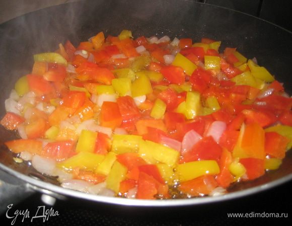 Промываем рыбку, солим, перчим внутри и снаружи, сбрызгиваем лимоном и отставляем. Отдельно на растительном масле жарим лук, болгарский перчик, разных цветов, солим, перчим, сбрызгиваем лимоном и в конце добавляем петрушку. Начинка готова. 