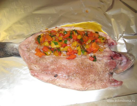 На подготовленную рыбку выкладываем начинку, заворачиваем в фольгу и ставим в духовку на пол часа при температуре200гр.Через пол часа разворачиваем фольгу и оставляем еще на 10-15минут.