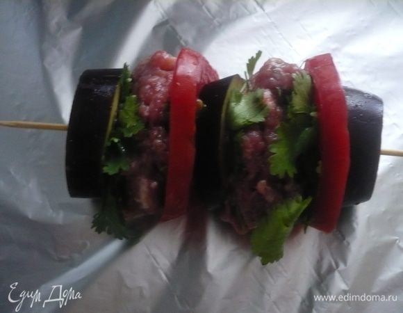 Фарш посолить,добавить натертый чеснок,мелко порезанный укроп. Баклажаны порезать кольцами и посолить. Помидоры также порезать кольцами и посолить.На деревянные шампурики,заранее замоченные в воде,насадить баклажан,помидор и фарш.Затем опять также и последний надеть баклажан.Между овощами и фаршем проложить веточки кинзы.Шампуры завернуть в фольгу и поставить в духовку прогретую до 200 градусов на 30 минут.Затем раскрыть фольгу и посыпать натертым сыром и оставить в духовке еще на 5 минут.
Готово.Приятного аппетита!