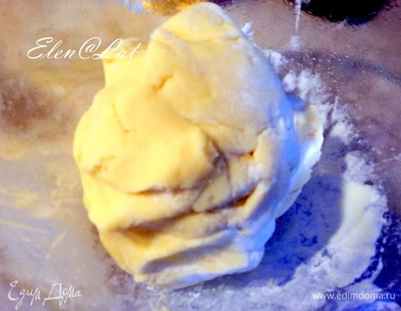 Итак приступим: 
Смешать все ингредиенты и замесить песочное тесто.
