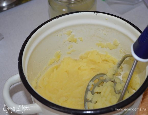 Картофель отвариваем в слегка подсоленной воде. Делаем жидкое пюре на воде, в которой он варился. Остальную воду переливаем в пол литровую банку.