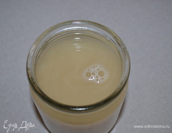 В банке с водой растворяем дрожжи, оставляем до появления пенки.