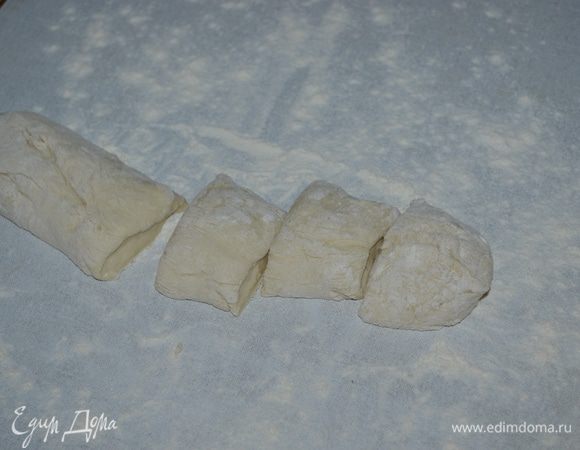 Далее раскатываем колбаску и режем ее на кусочки