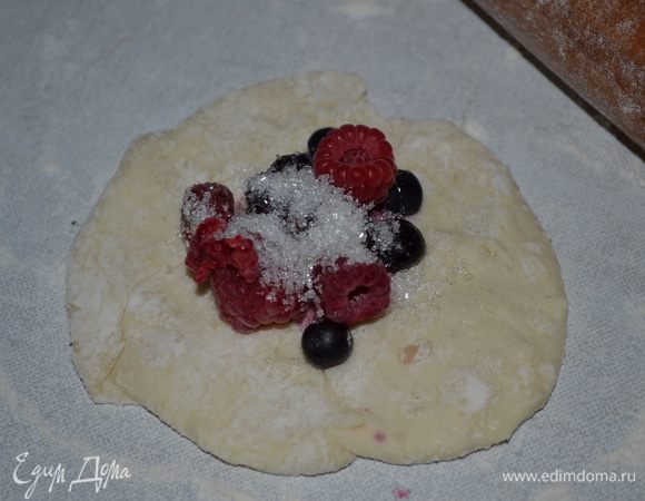 Кладем любую начинку (у меня были ягоды)