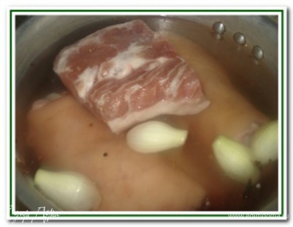 Мясо промыть. Сложить в скороварку. Добавить лук, порезанный на 4 части, специи, посолить, поперчить. Закрыть крышкой, довести до кипения и варить в скороварке 1,5 часа после закипания.

